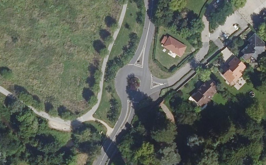 Vue aérienne du Rond-point anonyme n°1244996760