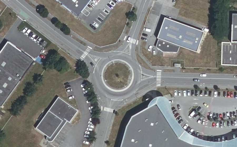 Vue aérienne du Rond-point anonyme n°124523144