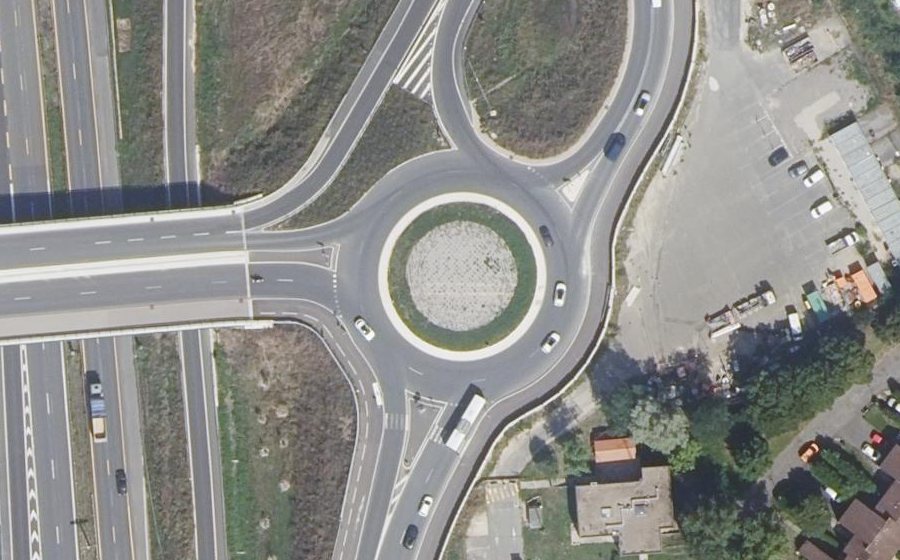 Vue aérienne du Rond-point anonyme n°1245498911