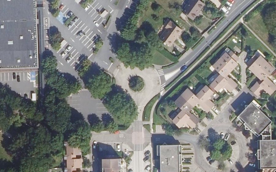 Vue aérienne du Rond-point anonyme n°1245590411