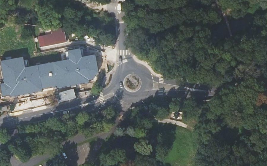 Vue aérienne du Rond-point anonyme n°1245614001