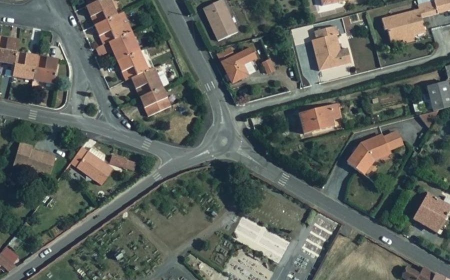 Vue aérienne du Rond-point anonyme n°124680229