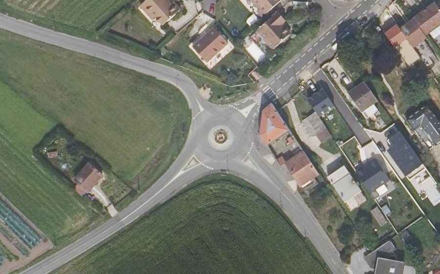 Vue aérienne du Rond-point anonyme n°1246830618