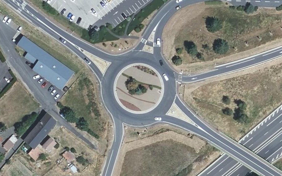 Vue aérienne du Rond-point anonyme n°124743397