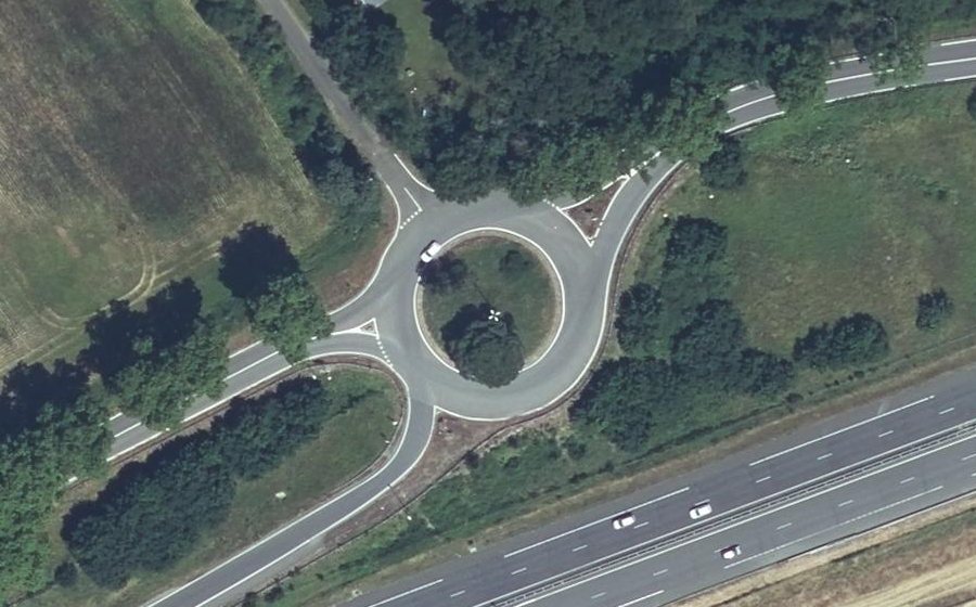 Vue aérienne du Rond-point anonyme n°1247677492
