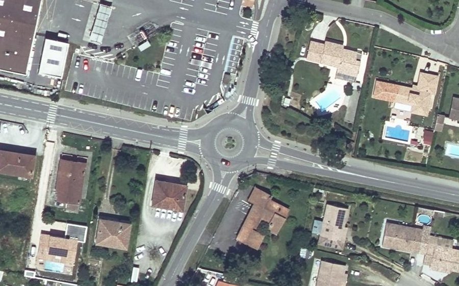 Vue aérienne du Rond-point anonyme n°1247702813