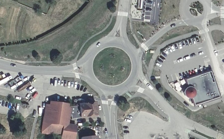 Vue aérienne du Rond-point anonyme n°124772456