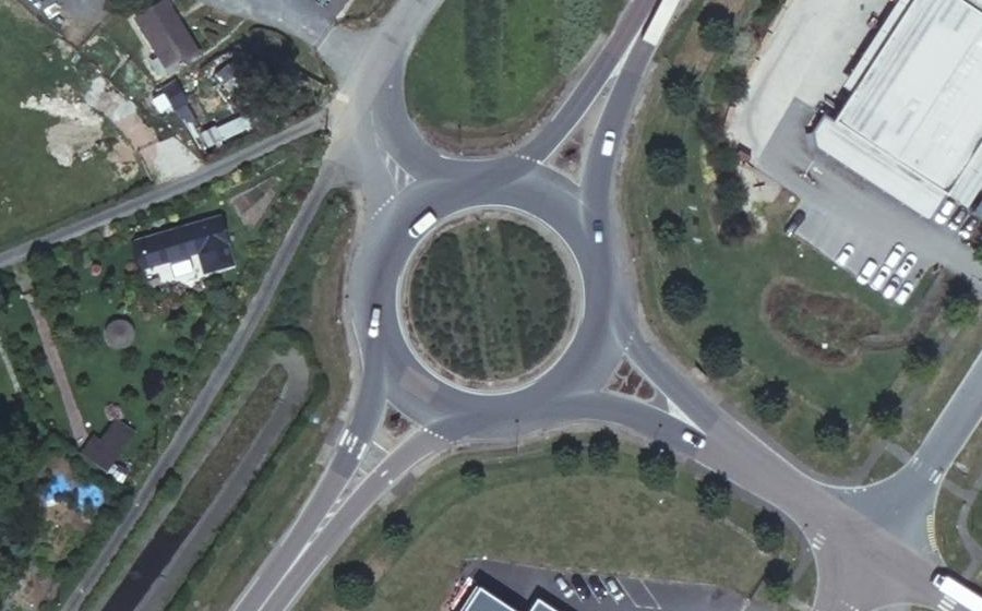 Vue aérienne du Rond-point anonyme n°124778138