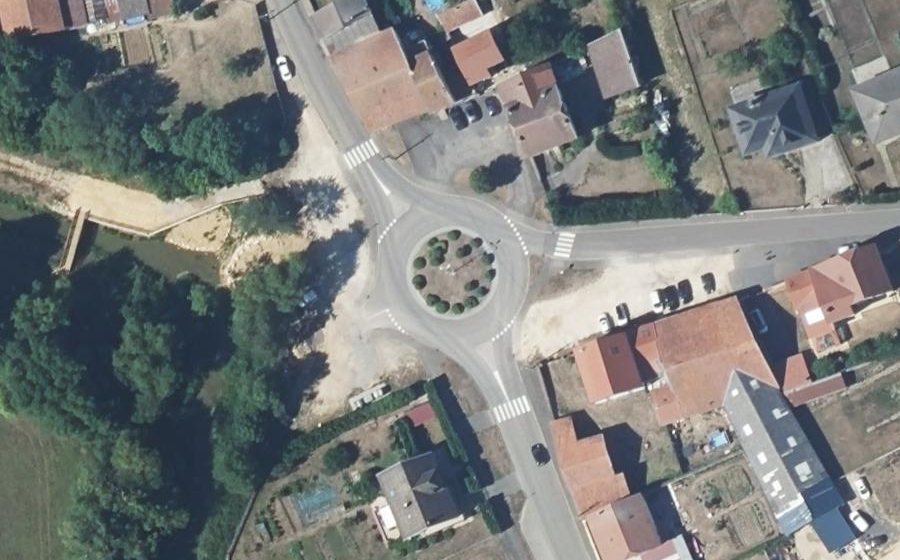 Vue aérienne du Rond-point anonyme n°124785008