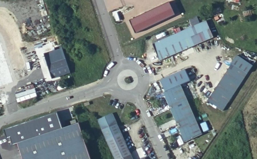 Vue aérienne du Rond-point anonyme n°124786108