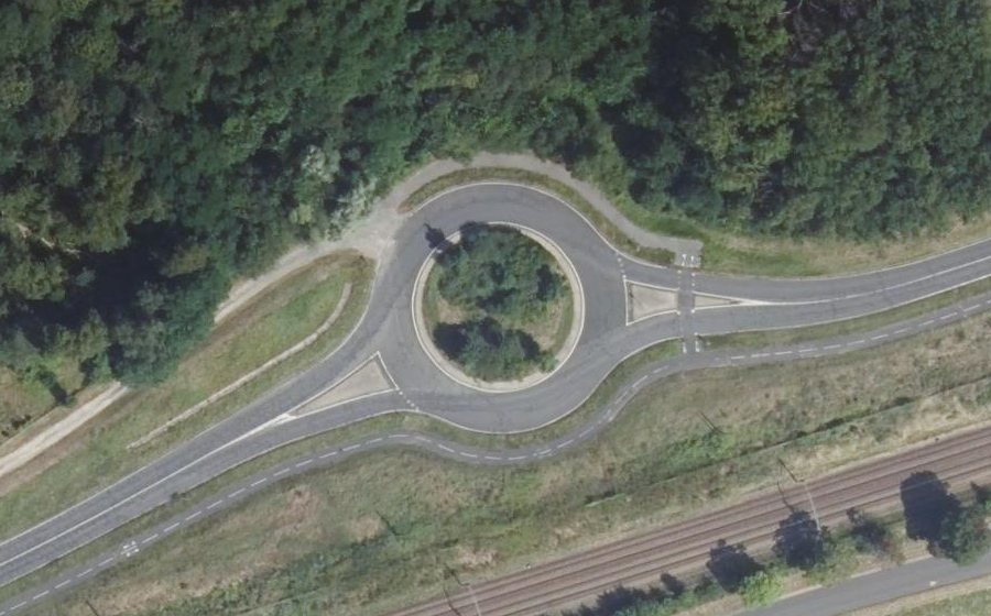 Vue aérienne du Rond-point anonyme n°124873780