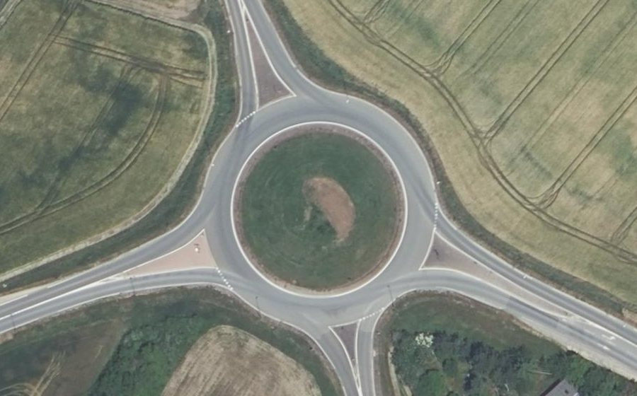 Vue aérienne du Rond-point anonyme n°124875344