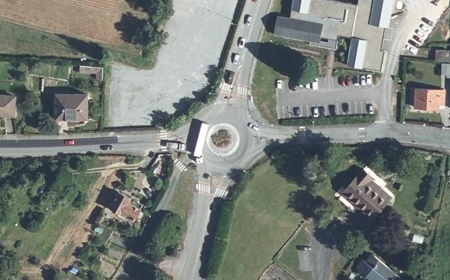 Vue aérienne du Rond-point anonyme n°124879163