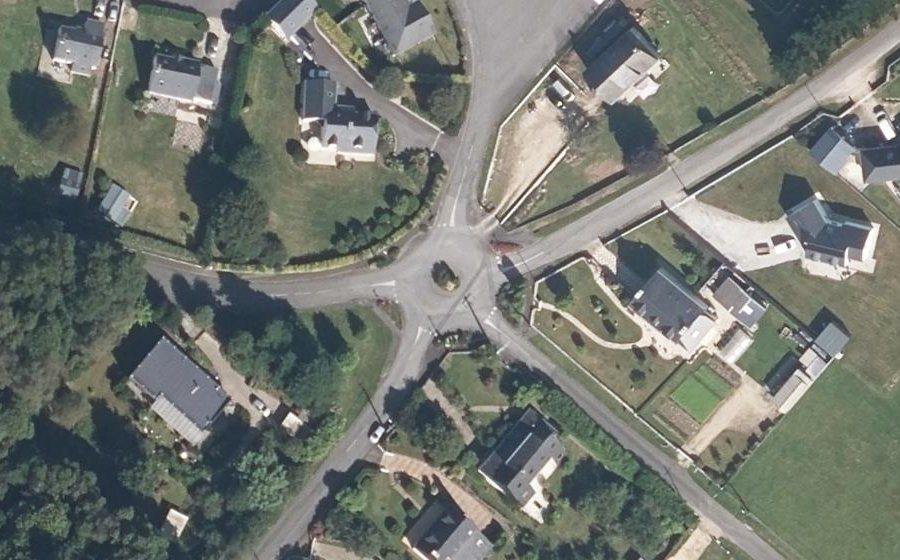 Vue aérienne du Rond-point anonyme n°124881644