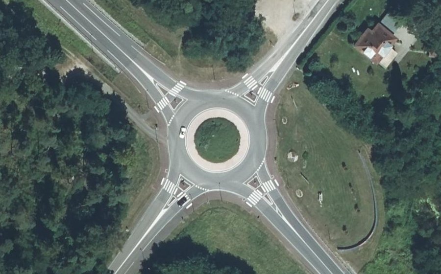 Vue aérienne du Rond-point anonyme n°124883796