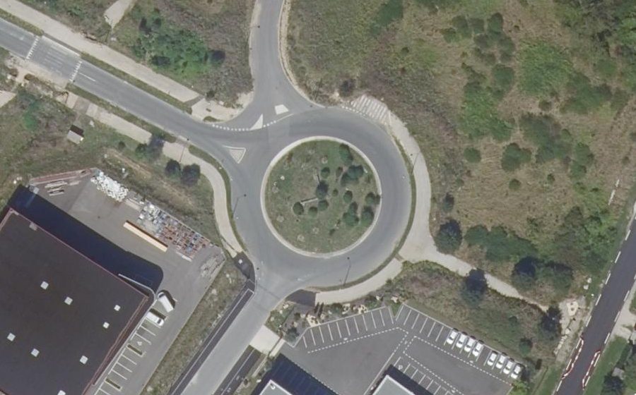 Vue aérienne du Rond-point anonyme n°124883885