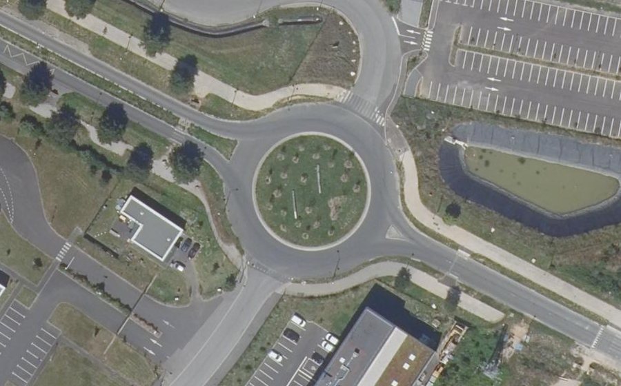 Vue aérienne du Rond-point anonyme n°124883891