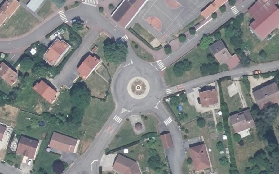 Vue aérienne du Rond-point anonyme n°124889373