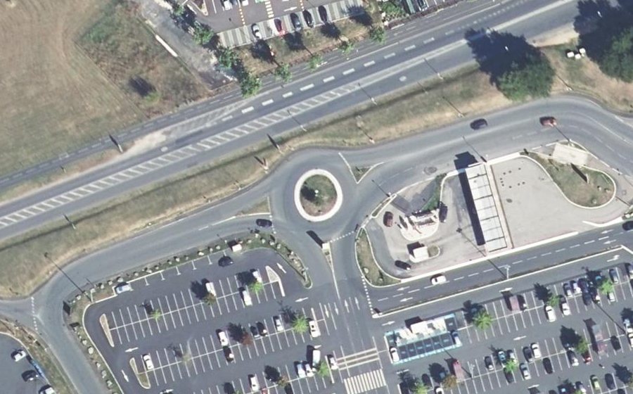 Vue aérienne du Rond-point anonyme n°124943614