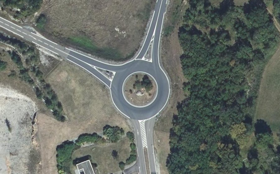 Vue aérienne du Rond-point anonyme n°124968455