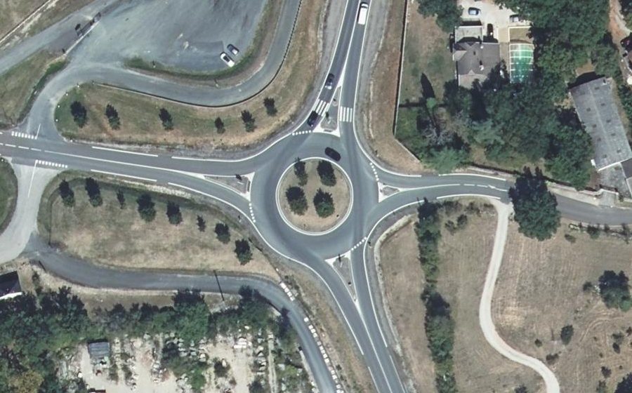 Vue aérienne du Rond-point anonyme n°124970375