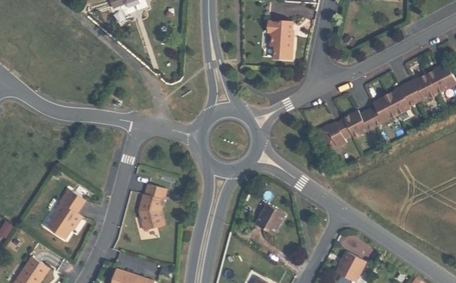 Vue aérienne du Rond-point anonyme n°124973161