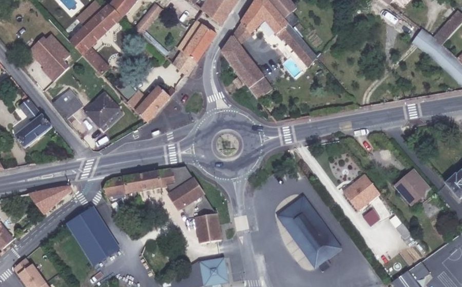 Vue aérienne du Rond-point anonyme n°124996929
