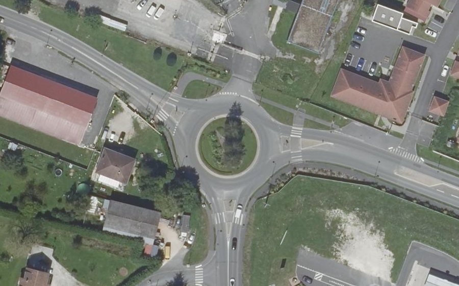 Vue aérienne du Rond-point anonyme n°1250731792
