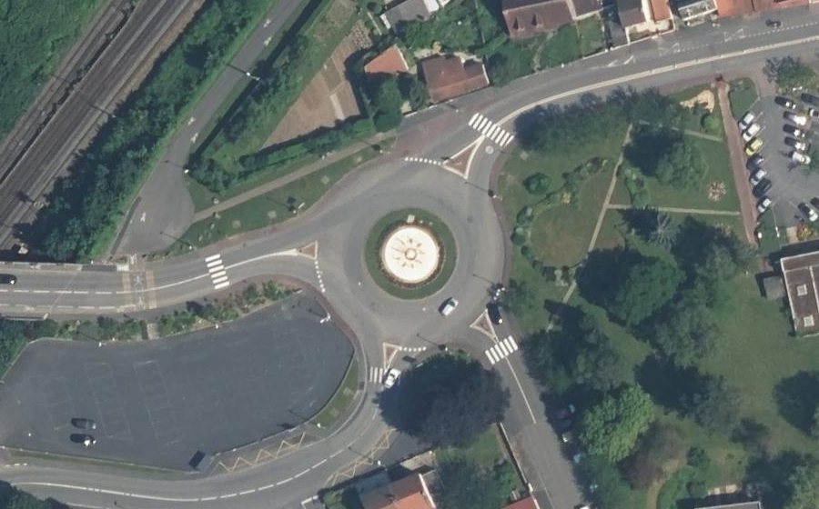 Vue aérienne du Rond-point anonyme n°125157936