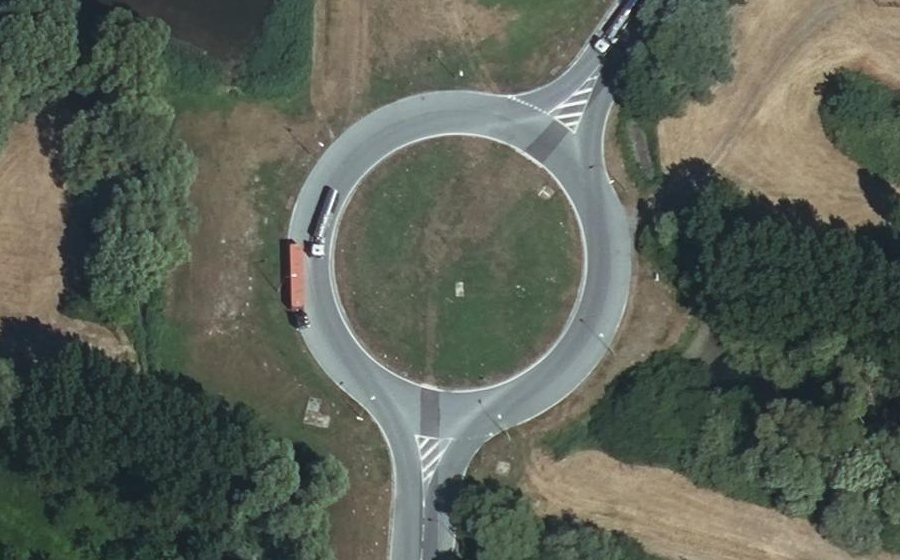 Vue aérienne du Rond-point anonyme n°125164143
