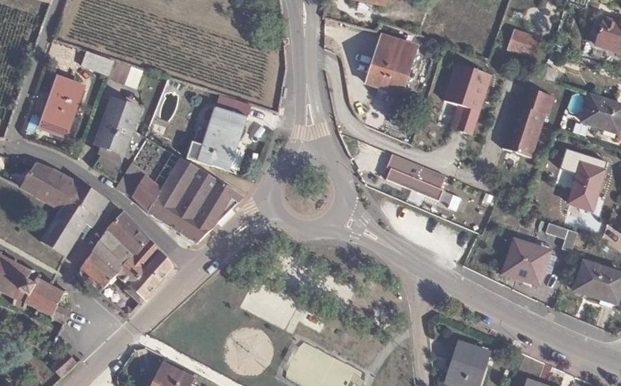 Vue aérienne du Rond-point anonyme n°125173155