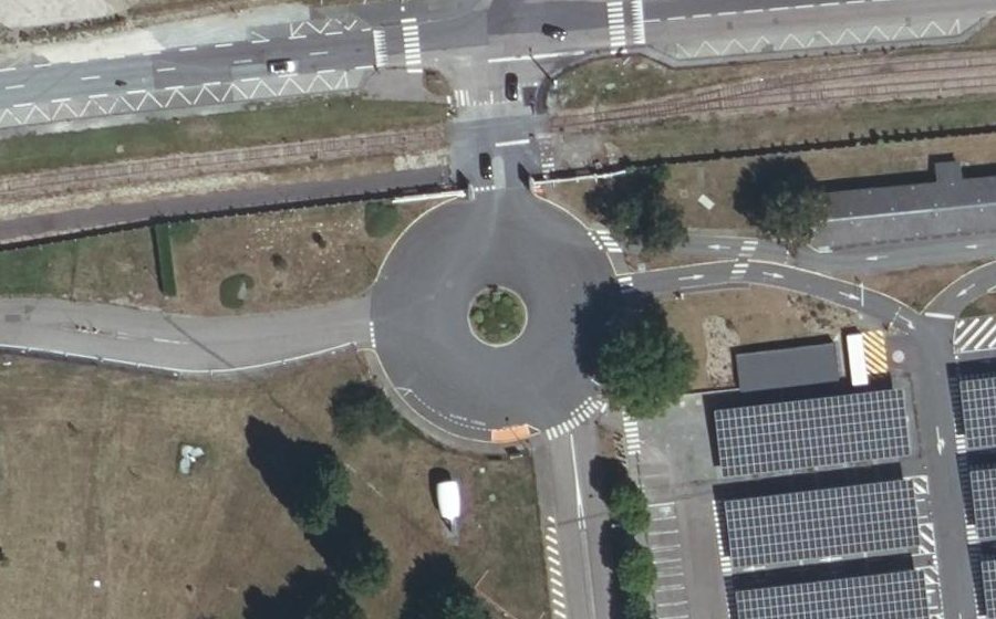 Vue aérienne du Rond-point anonyme n°125174549
