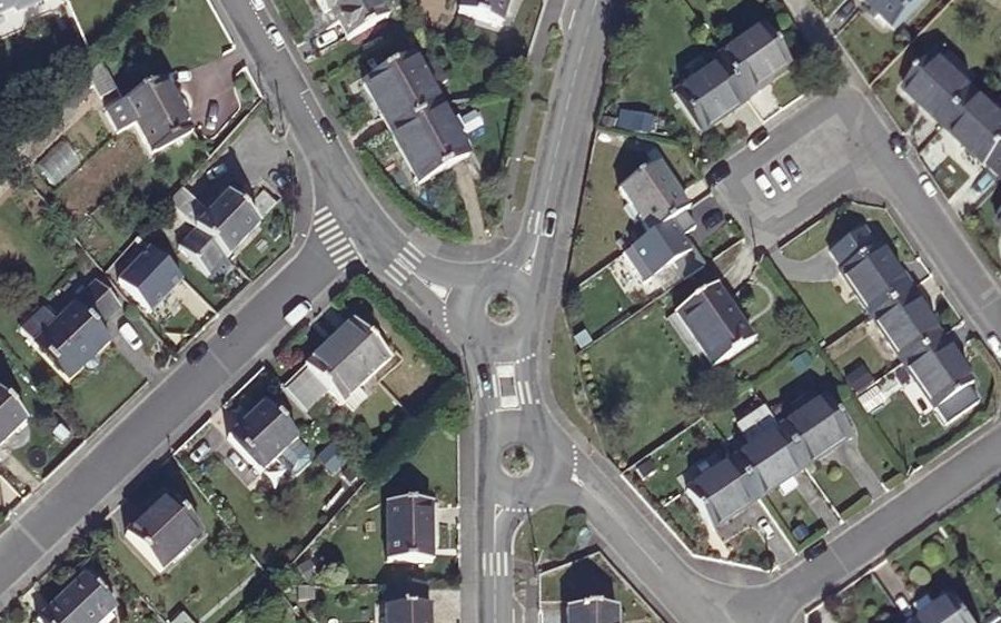 Vue aérienne du Rond-point anonyme n°125197798