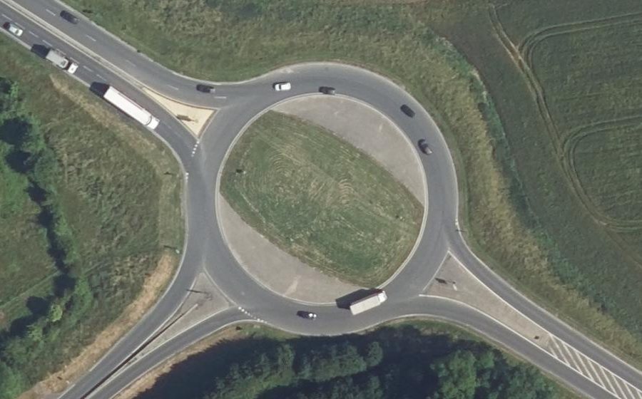 Vue aérienne du Rond-point anonyme n°1252418404