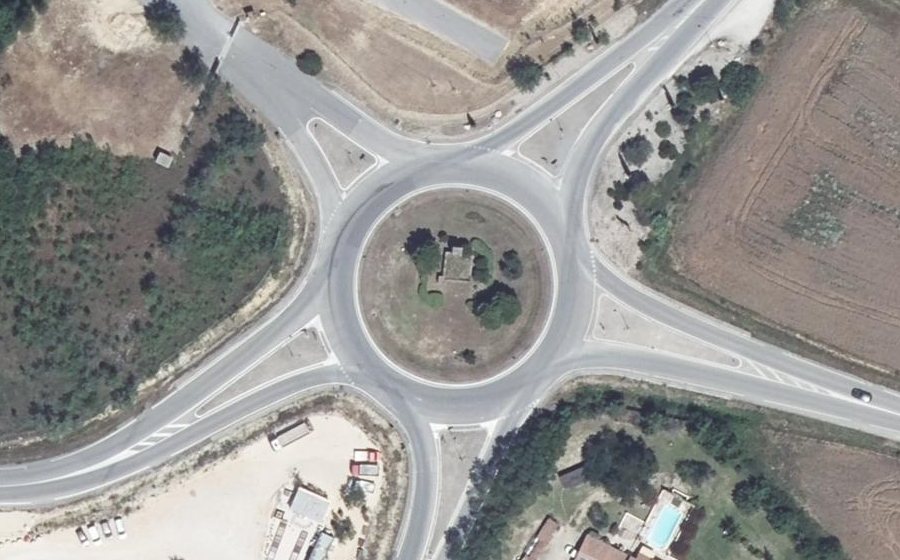 Vue aérienne du Rond-point anonyme n°125294936