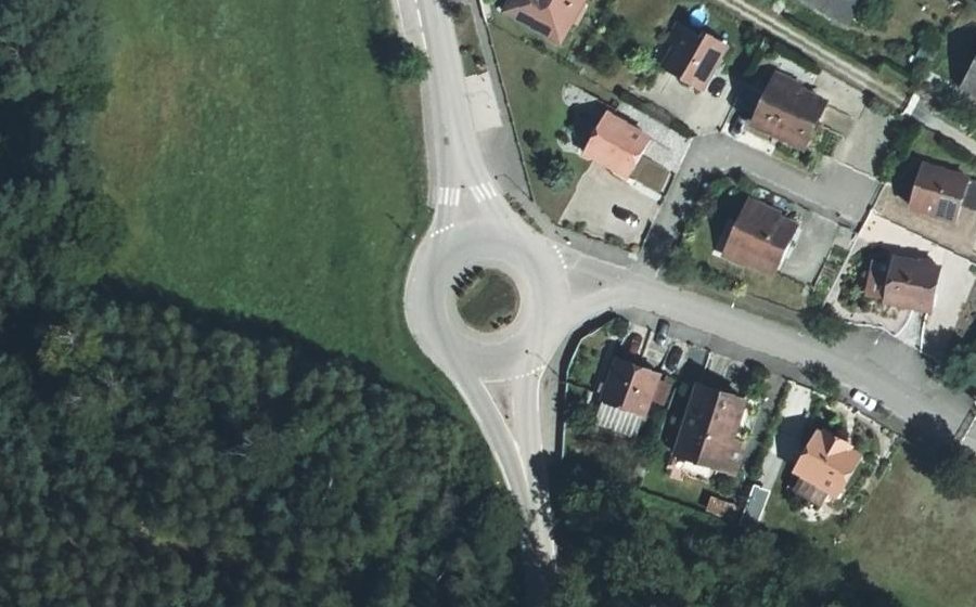 Vue aérienne du Rond-point anonyme n°125310973
