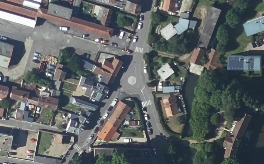 Vue aérienne du Rond-point anonyme n°1253191266