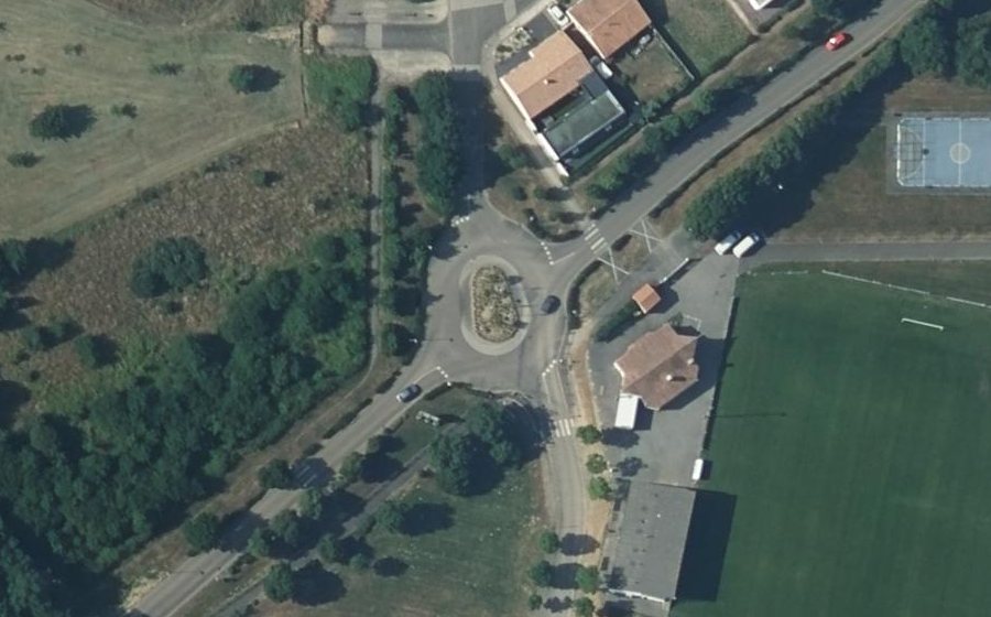 Vue aérienne du Rond-point anonyme n°125334980