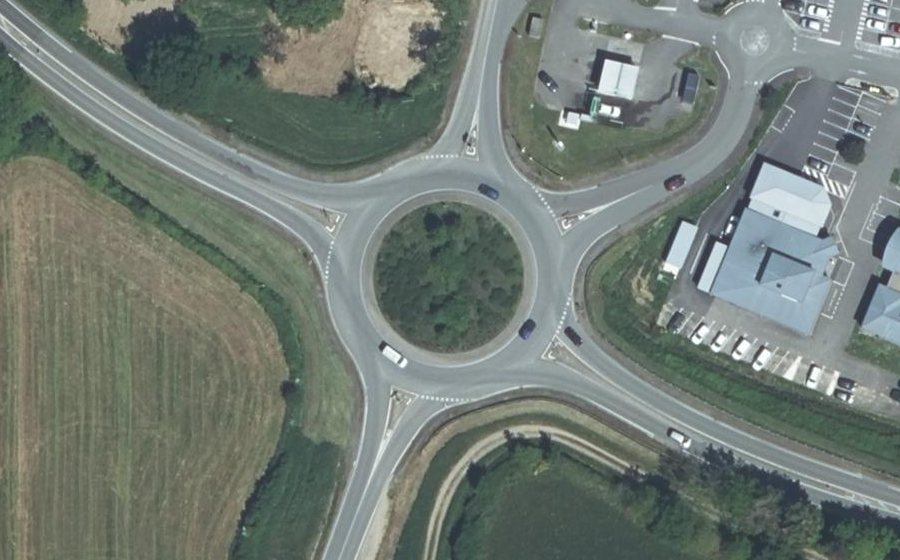 Vue aérienne du Rond-point anonyme n°125337159