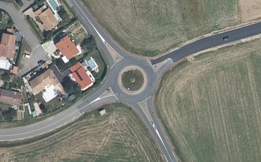 Vue aérienne du Rond-point anonyme n°125343056