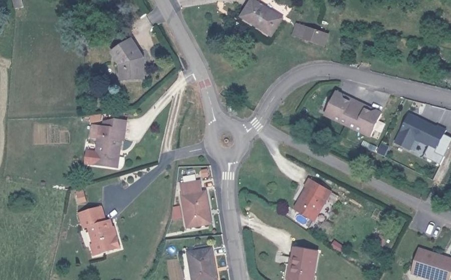 Vue aérienne du Rond-point anonyme n°125343249