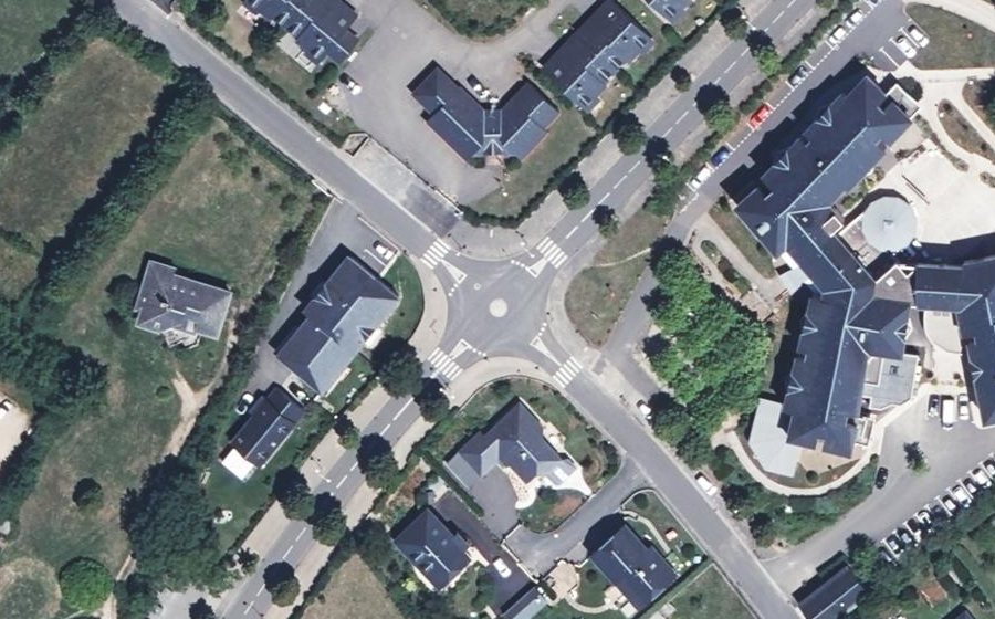 Vue aérienne du Rond-point anonyme n°125347680