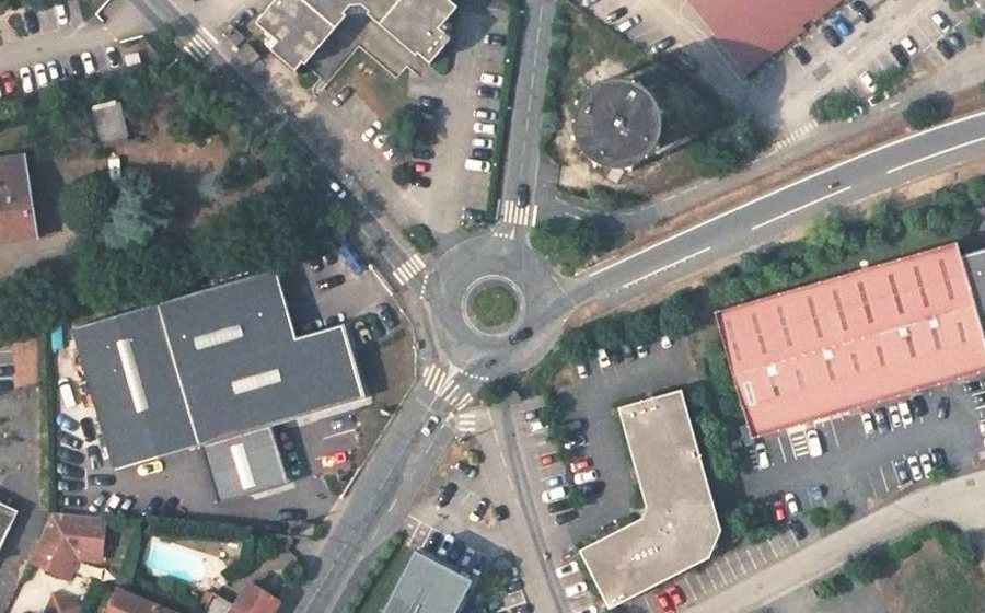 Vue aérienne du Rond-point anonyme n°125353981