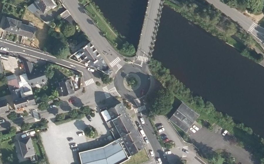 Vue aérienne du Rond-point anonyme n°125356442