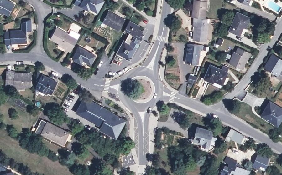 Vue aérienne du Rond-point anonyme n°125356460