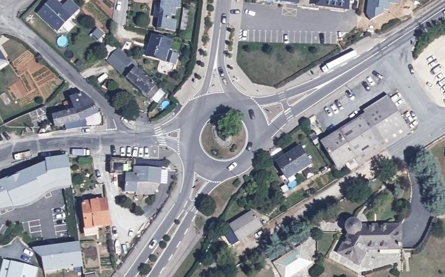 Vue aérienne du Rond-point anonyme n°125357550