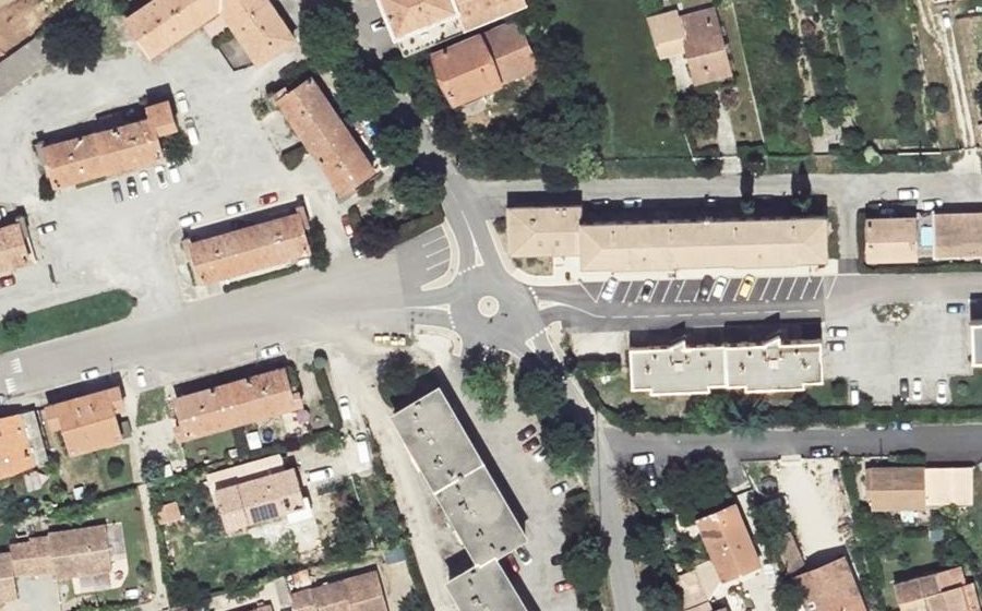 Vue aérienne du Rond-point anonyme n°1253945311