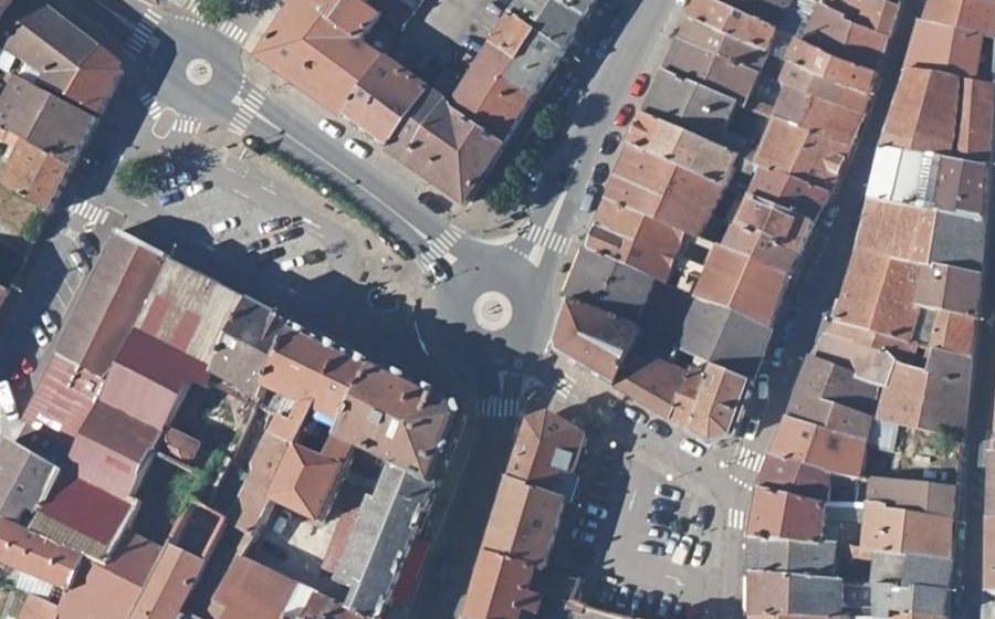 Vue aérienne du Rond-point anonyme n°125407153