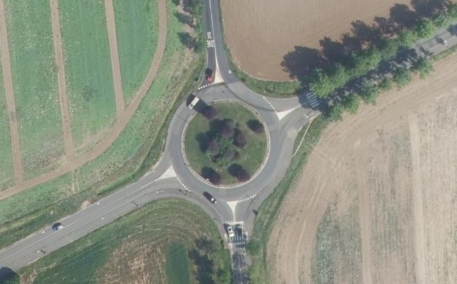 Vue aérienne du Rond-point anonyme n°125434405