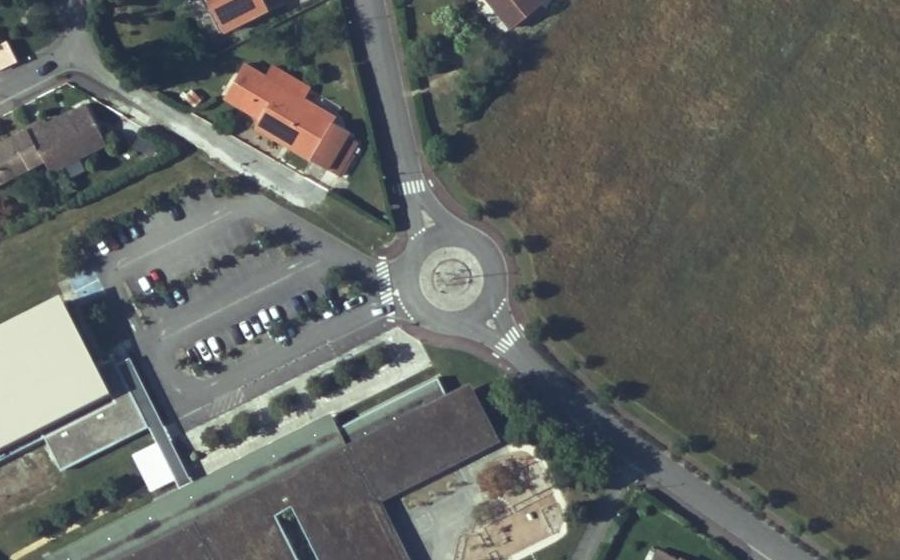 Vue aérienne du Rond-point anonyme n°125451717
